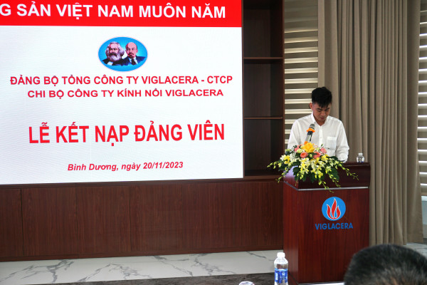 Chi bộ Công ty Kính nổi Viglacera tiến hành tổ chức lễ kết nạp cho 2 đảng viên mới